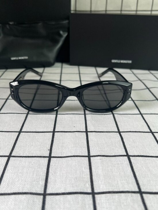 NWT GENTLE MONSTER Cat-eye Sunglasses in Black main image 6